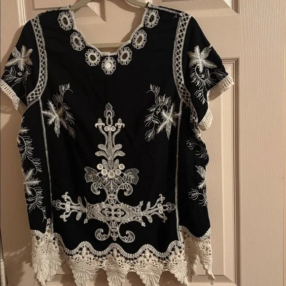 Chic Black and White Embroidered Women's Blouse - Picture 2 of 3